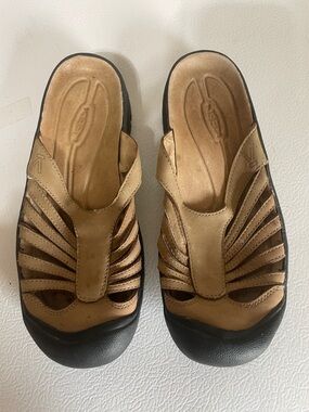 Keen Women’s Brown Slide In Mules. Good Condition. Size 6.